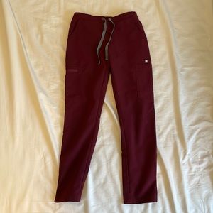 Figs yola scrub pants in burgundy xxs petite